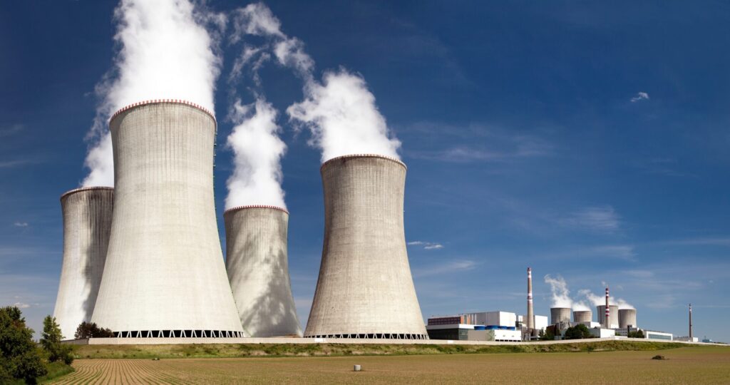 Nuclear power plant and cooling towers